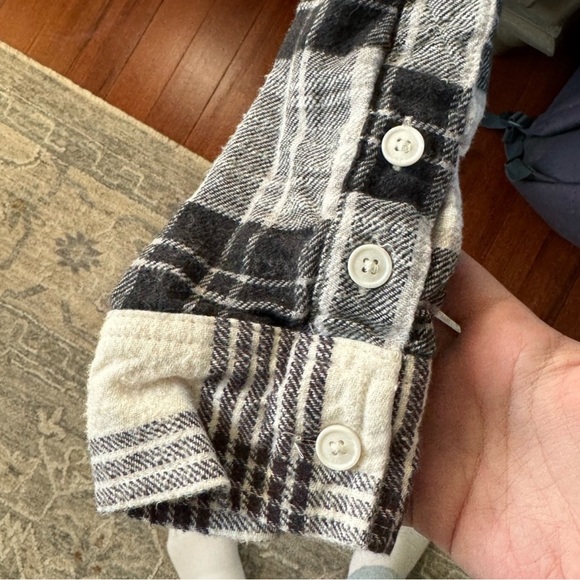 American Eagle Cropped Plaid Flannel Shirt - Picture 3 of 6